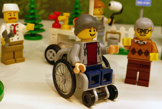Illustration for article titled Lego incluye una figura en silla de ruedas por primera vez en su historia